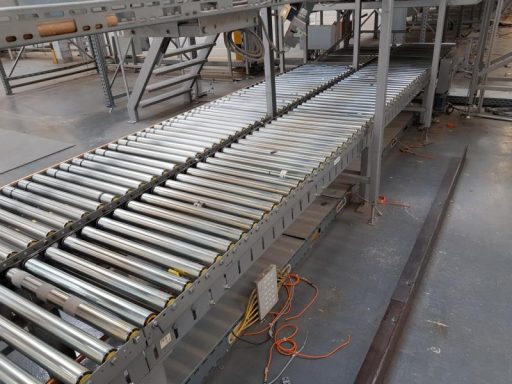 Rollenfördersystem in einer Industrieumgebung, verwendet für Materialtransport.